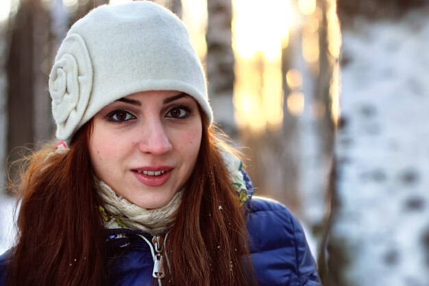 Portrait d'hiver femme en forêt