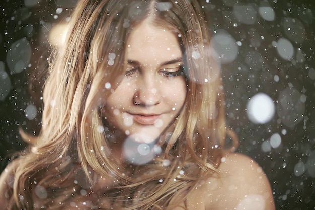 portrait d'hiver d'une fille adulte sexy / portrait froid saisonnier avec neige, beau modèle posant, longs cheveux blonds