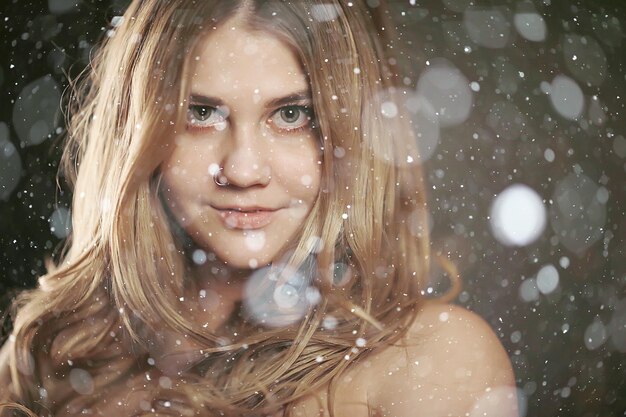 portrait d'hiver d'une fille adulte sexy / portrait froid saisonnier avec neige, beau modèle posant, longs cheveux blonds