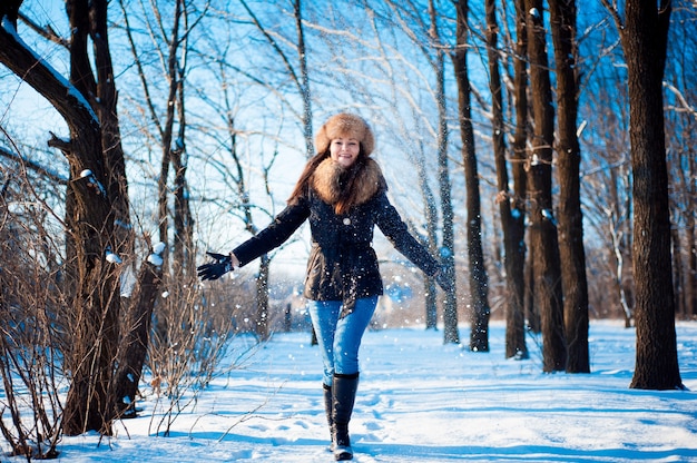 Portrait d'hiver d'une fille par temps froid.