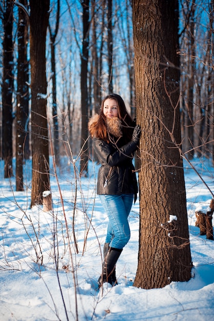 Portrait d'hiver d'une fille en plein air dans la forêt