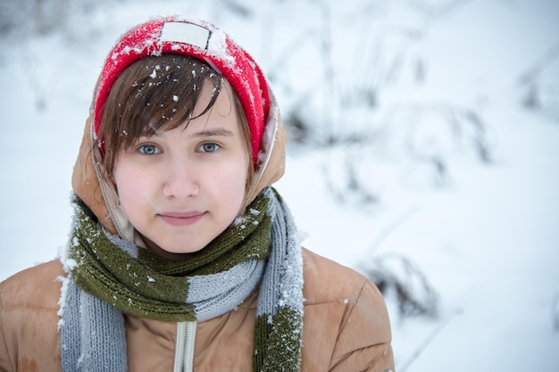 Portrait d'hiver d'une fille qui mange de la neige Gros plan Blizzard Un arrière-plan flou Nikon D750