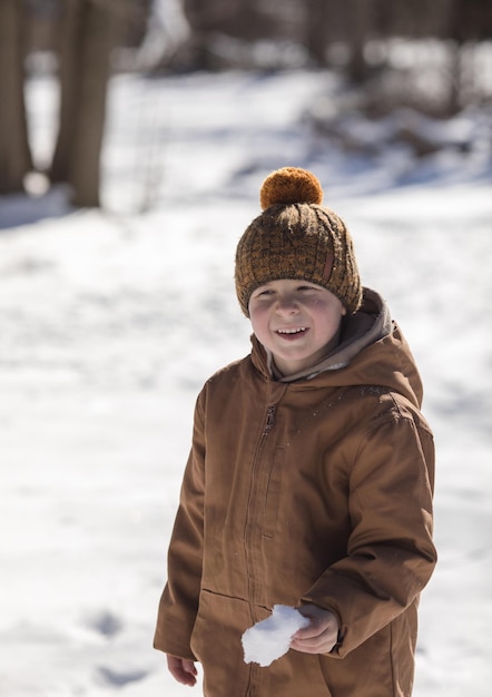 Portrait d'hiver d'un garçon actif en plein air avec des enfants en hiver
