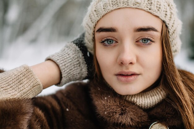 Portrait d'hiver de jeune femme DOF peu profond