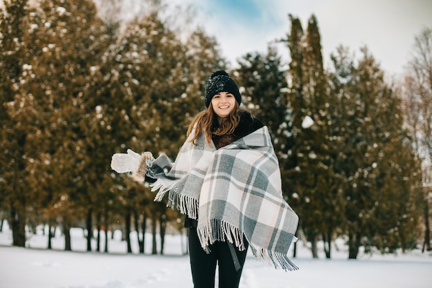 Portrait d'hiver de jeune femme DOF peu profond