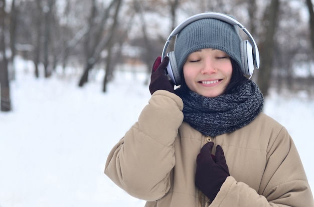 Portrait d&#39;hiver de jeune fille avec un casque