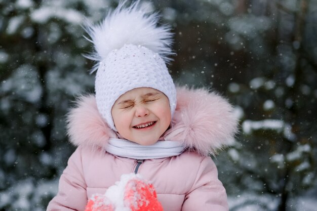 Portrait d'hiver de petite fille dans la nature