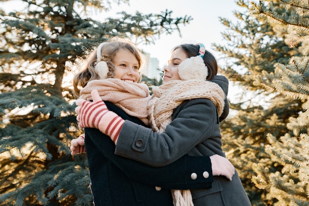 Portrait d'hiver en plein air de deux petites filles