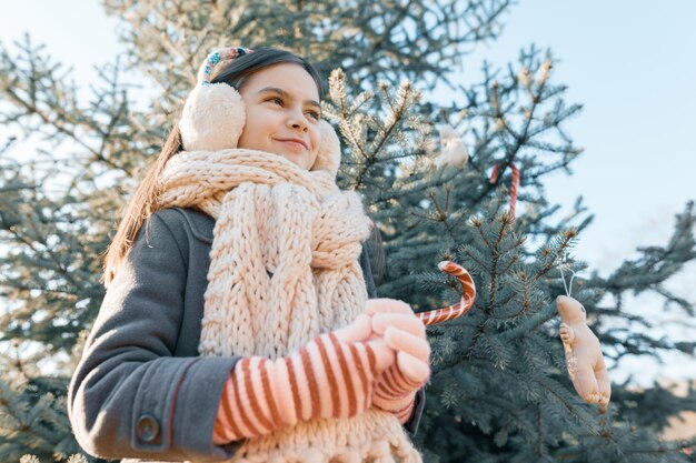 Portrait d'hiver en plein air d'une petite fille souriante