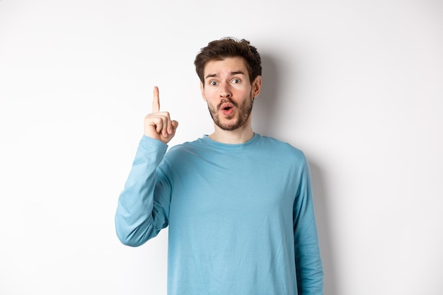 Portrait d'un homme adulte debout sur un fond blanc