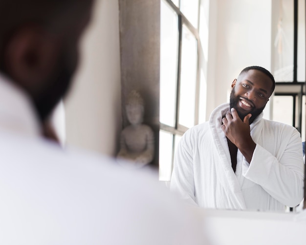 Portrait d'homme adulte se regardant dans le miroir