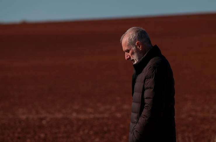Photo portrait d'un homme adulte en vêtements d'hiver sur un champ contre un ciel bleu pris en castille-et-leon, en espagne