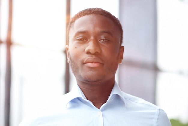 Portrait d'un homme d'affaires afro-américain dans une chemise bleue