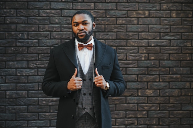 Portrait d'un homme d'affaires afro-américain vêtu d'un costume debout à l'extérieur