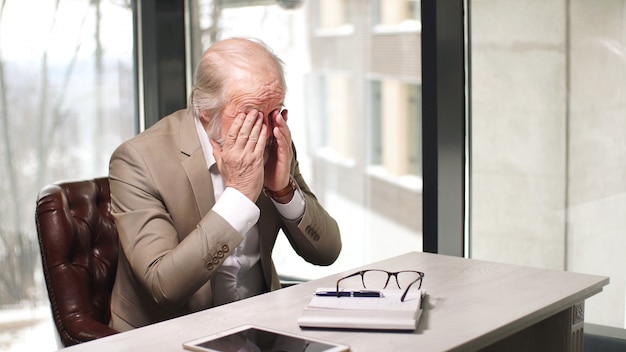 Portrait d'un homme d'affaires âgé fatigué du travail