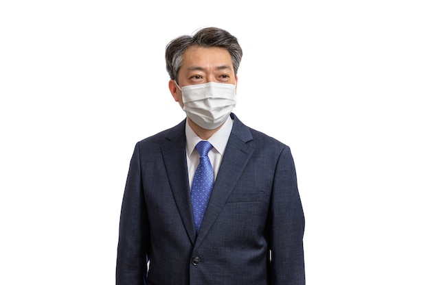 Portrait d'un homme d'affaires asiatique d'âge moyen portant un masque blanc.