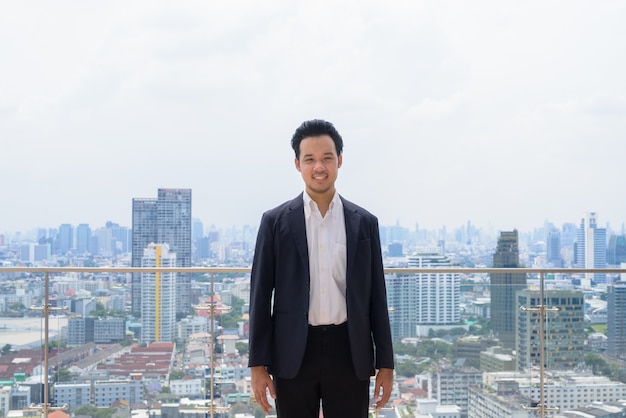 Portrait d'homme d'affaires asiatique portant un costume à l'extérieur à Bangkok, Thaïlande