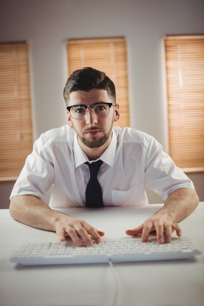 Portrait d'homme d'affaires au bureau