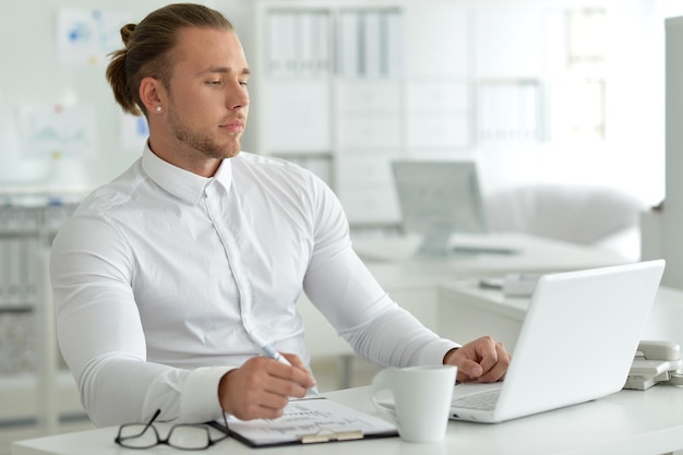 Portrait d'un homme d'affaires au travail