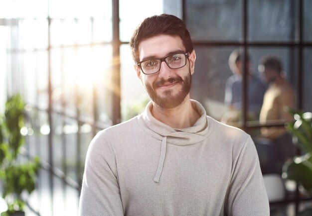 Portrait d&#39;un homme d&#39;affaires beau regardant la caméra