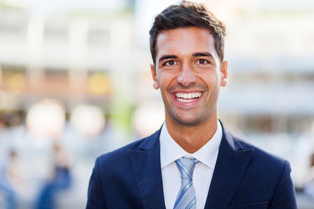 Portrait d&#39;un homme d&#39;affaires beau