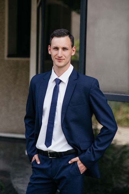 Portrait d&#39;un homme d&#39;affaires belle dans un costume bleu.