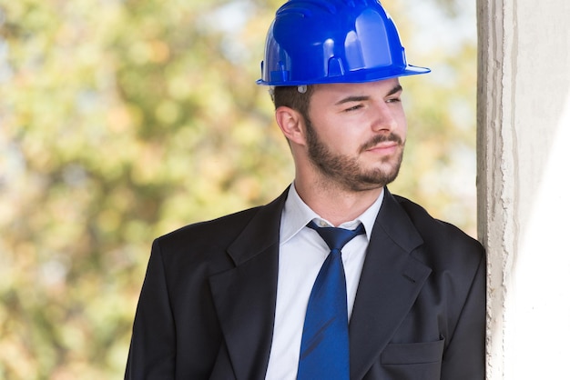 Portrait d'homme d'affaires avec casque bleu sur la construction