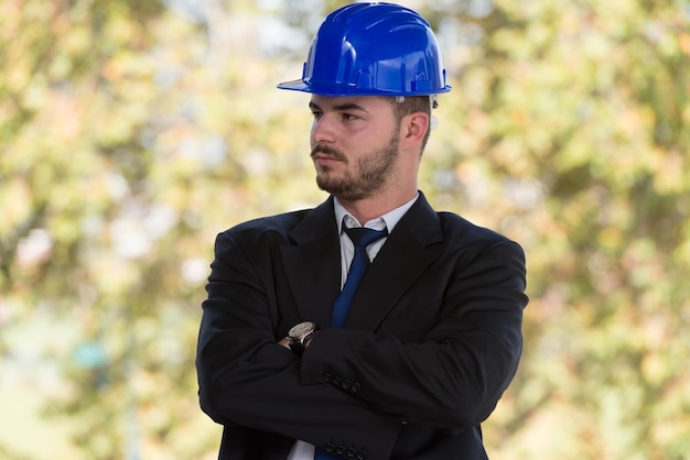 Portrait d'homme d'affaires avec casque bleu sur la construction