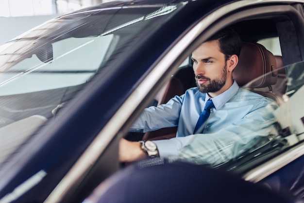 Portrait d'homme d'affaires caucasien conduisant une voiture