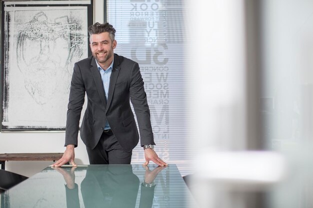 Portrait d'homme d'affaires confiant au bureau