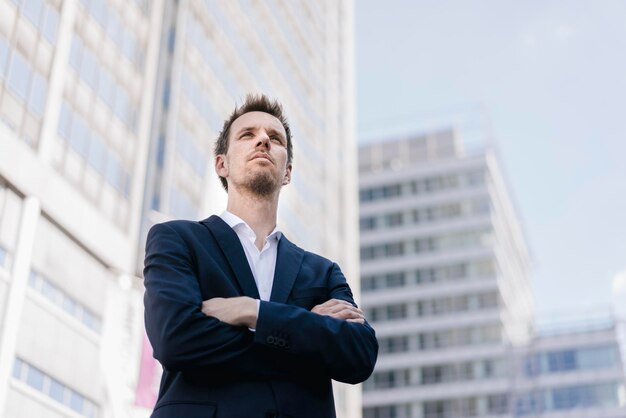 Portrait d'homme d'affaires confiant dans la ville