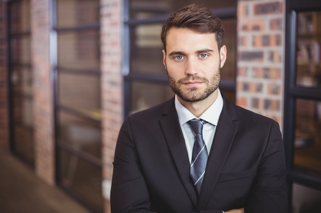 Portrait d'homme d'affaires confiant debout au bureau