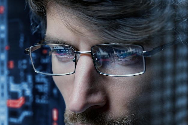 Portrait d'un homme d'affaires confiant gros plan