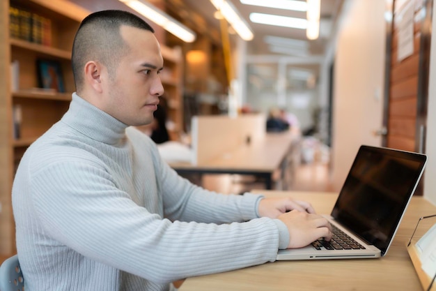 Portrait d'un homme d'affaires dans le bureauDirecteur adulte travaillant dans l'entreprise