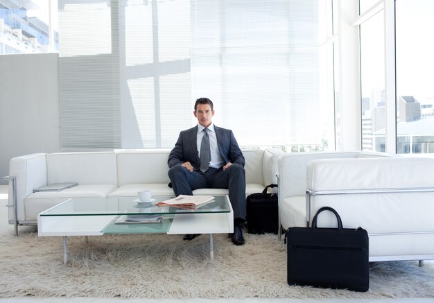 Portrait d&#39;un homme d&#39;affaires dans une salle d&#39;attente