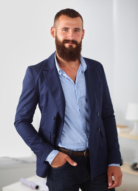 Photo portrait d'un homme d'affaires debout au bureau, isolé sur fond blanc