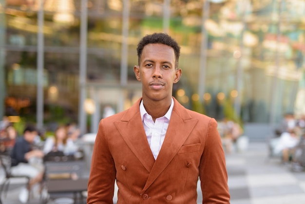 Photo portrait d'un homme d'affaires debout dans un café