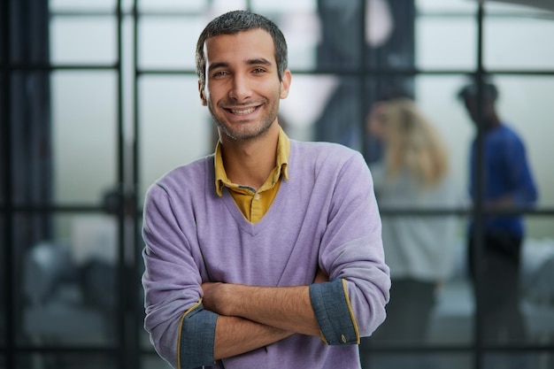 Portrait d'un homme d'affaires debout dans son bureau pendant une journée de travail