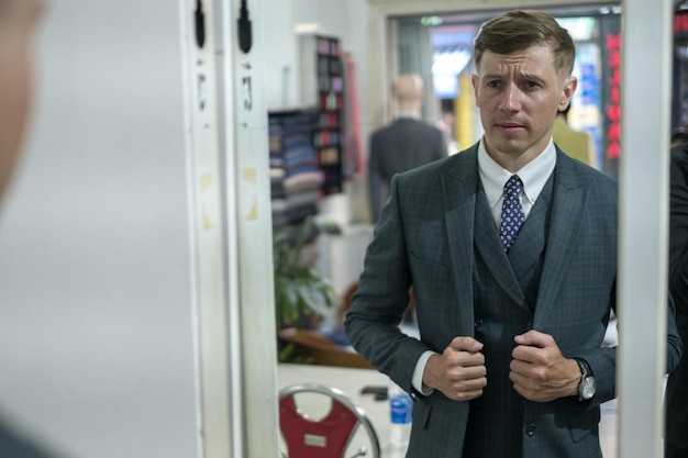 Photo portrait d'un homme d'affaires debout dans son bureau