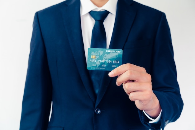 Photo portrait d'un homme d'affaires détenant une carte de crédit.