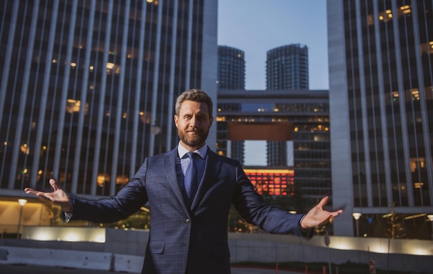 Portrait d'homme d'affaires devant le bureau moderne