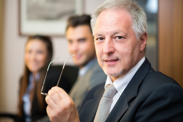 Portrait d&#39;un homme d&#39;affaires devant son équipe