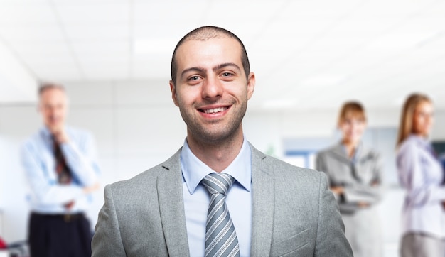 Portrait d&#39;un homme d&#39;affaires devant son équipe