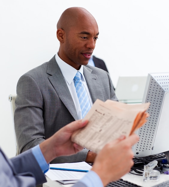 Portrait d&#39;un homme d&#39;affaires ethnique travaillant à un ordinateur