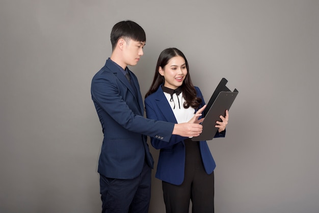 Portrait d'homme d'affaires et femme d'affaires consultant professionnel en studio