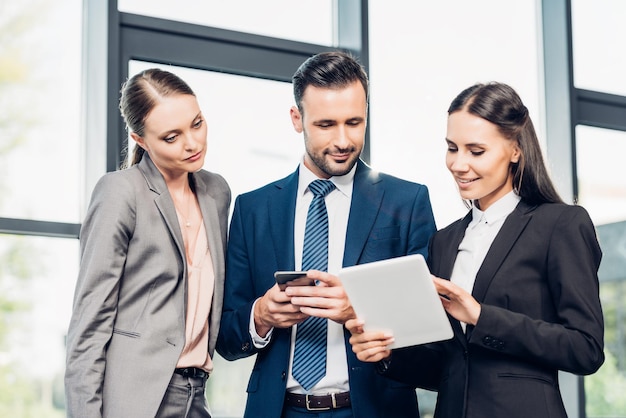 Portrait d'homme d'affaires et de femmes d'affaires utilisant une tablette dans la salle de conférence