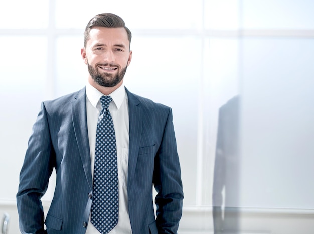 Portrait d'un homme d'affaires sur le fond d'une fenêtre de bureau