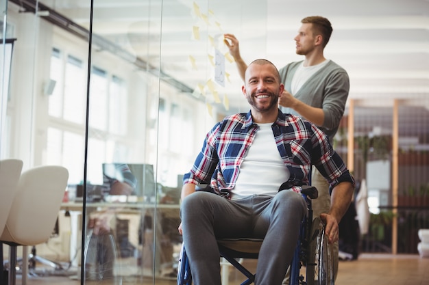 Portrait d'homme d'affaires handicap au bureau créatif