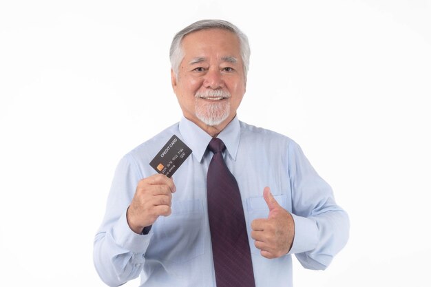 Photo portrait d'un homme d'affaires de haute direction asiatique homme âgé montrant une carte de crédit pour le paiement des achats en ligne paiement par carte de crédit concept de télémarketing de commerce électronique en ligne