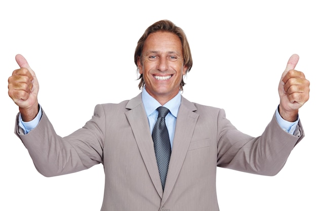 Portrait d'homme d'affaires heureux et pouce levé les mains sur fond blanc isolé dans la croissance du succès ou la motivation Sourire mature et leadership pouce en oui geste gagnant emoji et bonne chance sur la maquette